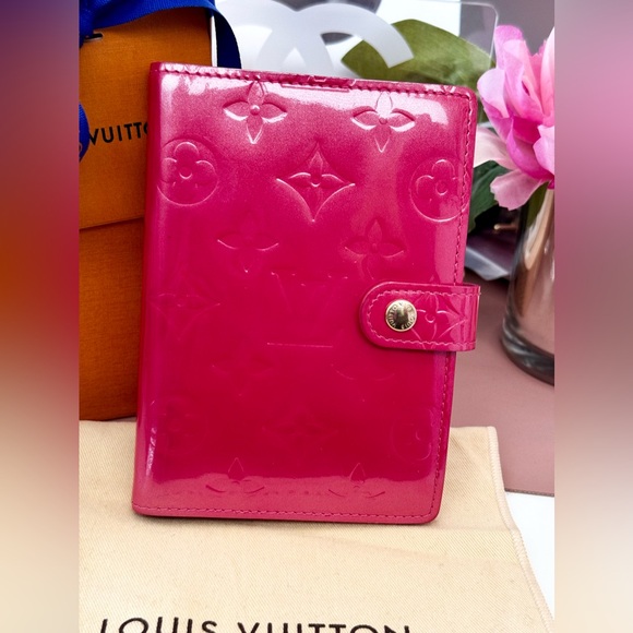 SOLD Louis Vuitton Pink Vernis Agenda - Picture 2 of 11